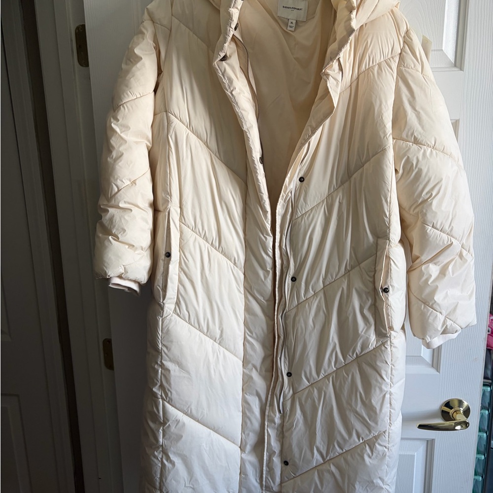 Banana Republic Off-White Quilted  Jacket
With hood pockets and so warm